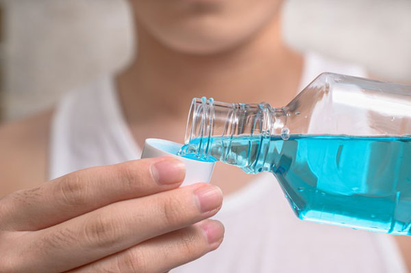 Kết hợp với nước súc miệng giúp hơi thở thơm mát