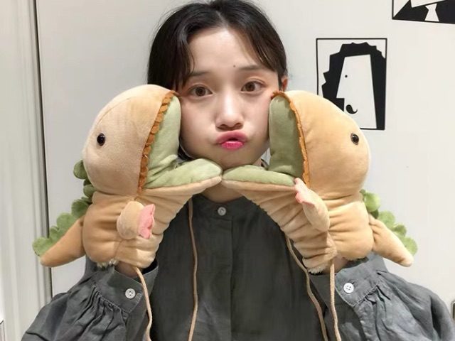 10 món quà giáng sinh ý nghĩa cực cute cho bạn thân 9 Găng tay gấu bông cho bạn thân